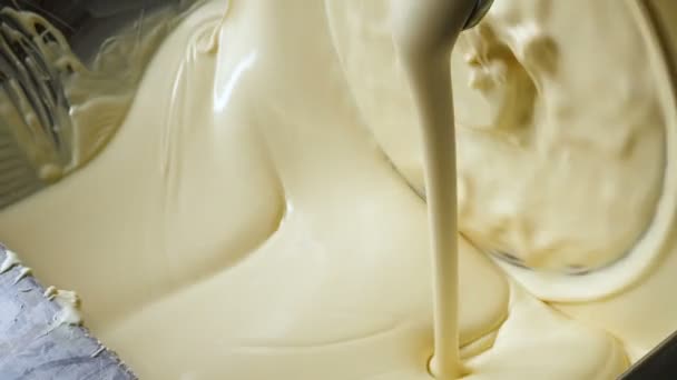 Приготування білого шоколаду — стокове відео