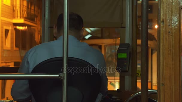 Трамвай 28, Лиссабон, Португалия — стоковое видео