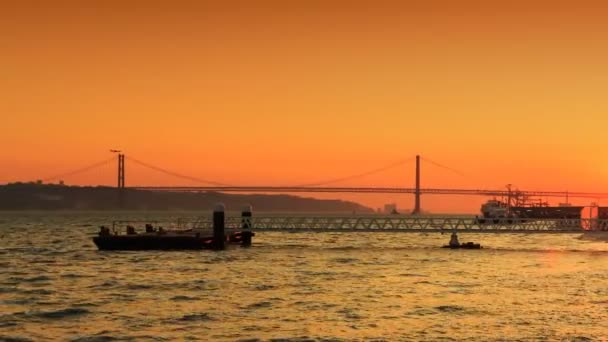 Ponte 25 de abril, Lissabon, Portugal — Stockvideo