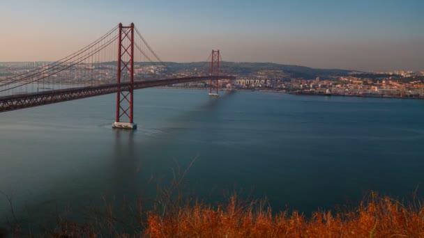 Ponte 25 de Abril pont, Lisbonne, Portugal — Video