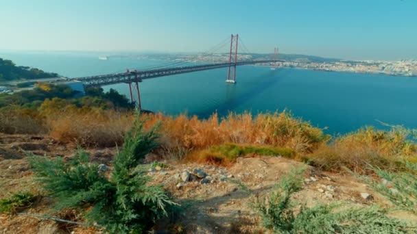 Мост Ponte 25 de Abril, Лиссабон, Португалия — стоковое видео