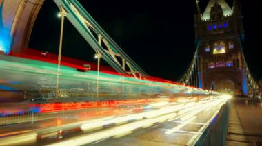 Serin timelapse, Londra, İngiltere, İngiltere'de trafik lambası yollar ile kule Köprüsü
