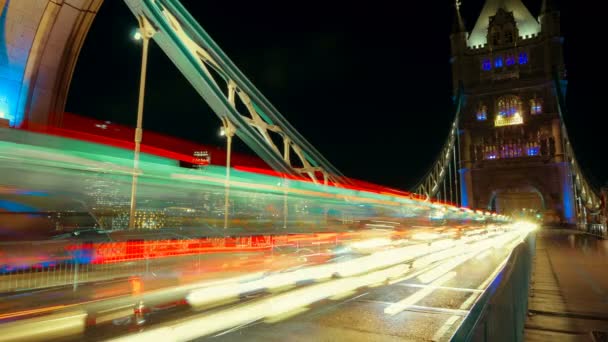 Timelapse Fresco Del Puente Torre Con Los Senderos Del Semáforo — Vídeos de Stock