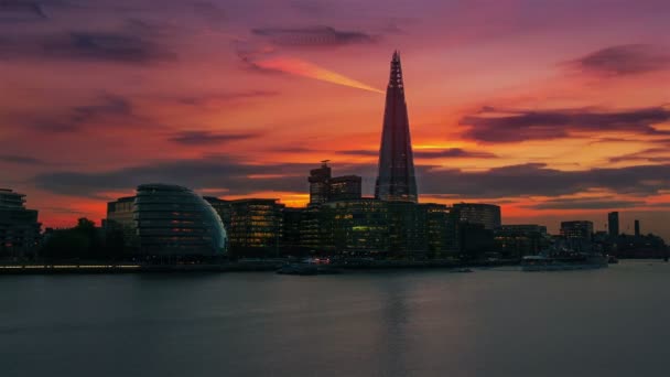 一个印象派晚上到晚上时差泰晤士河 碎片和市政厅在英国伦敦 — 图库视频影像