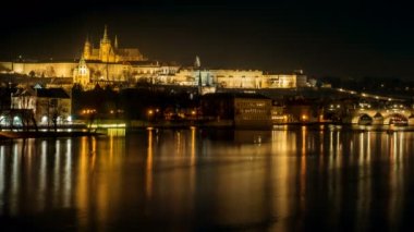 Prague, Çek Cumhuriyeti, Çekya gece Cinemagraph benzeri timelapse Vltava Nehri ve Charles Köprüsü