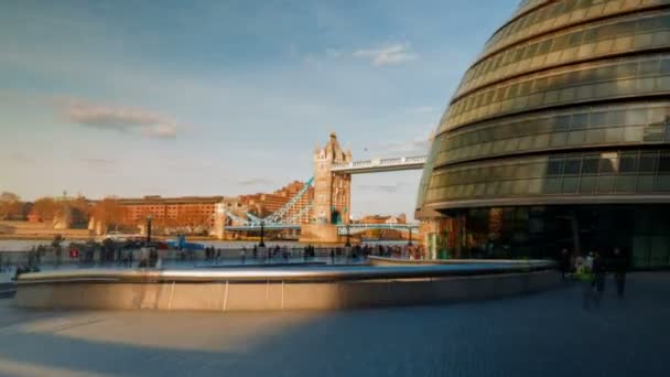 Stadshuset och Tower Bridge i London, England — Stockvideo