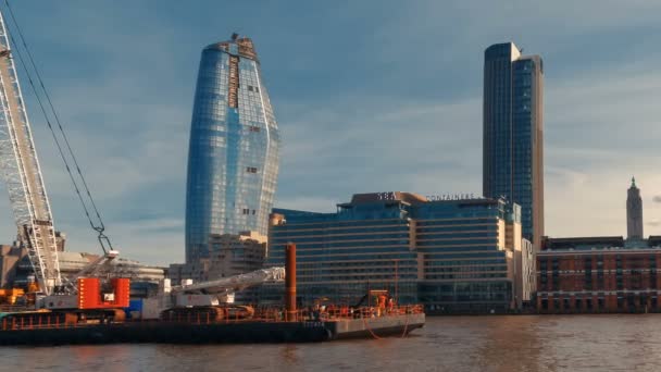 Thames Riverside, Лондон, Англия, Великобритания — стоковое видео