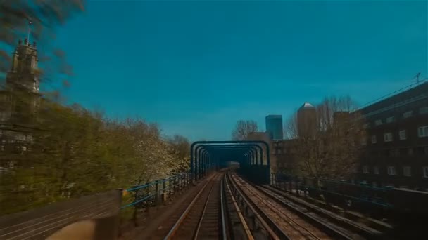 Viaje en tren con DLR, Londres, Inglaterra, Reino Unido — Vídeo de stock