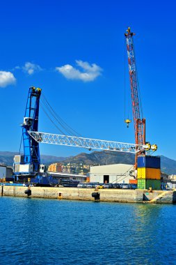 Nakliye, kargo vinç Genova endüstriyel limanda, İtalya