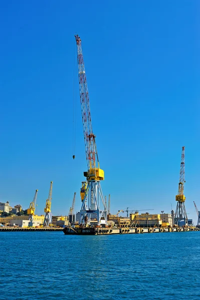 Lading kranen in Genova industriële zeehaven, Italië — Stockfoto