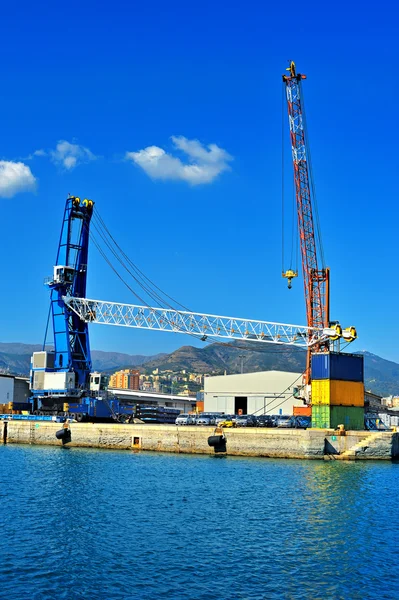 Frachtschifffahrt, Kräne im Industriehafen von Genua, Italien — Stockfoto