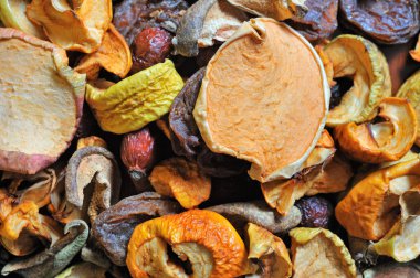 Kurutulmuş meyve elma, armut, gül kayısı dilimleri ahşap tahta üzerinde