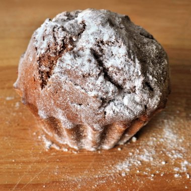 ahşap arka plan üzerinde toz shugar ile cupcake closeup