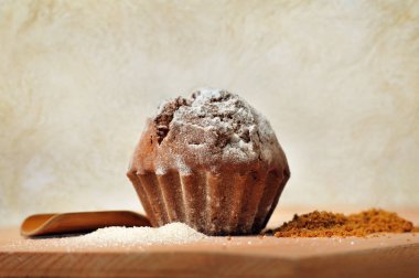 ahşap arka plan üzerinde şekerli tatlı kek