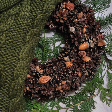 Knitte kazak ahşap arka plan ile Noel çelenk
