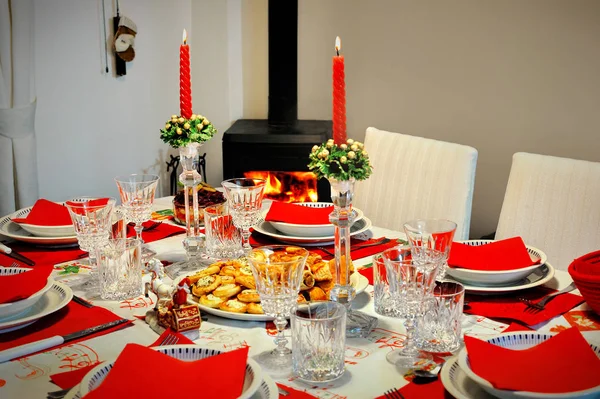 Table du Nouvel An dans une pièce avec cheminée — Photo