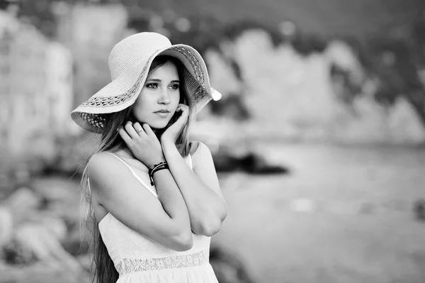 Hermosa chica con el sombrero de estancia en la costa mediterránea —  Fotos de Stock