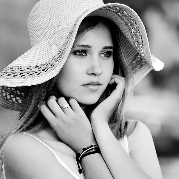 Portret de menina sonhadora no chapéu — Fotografia de Stock