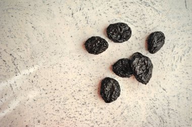 dokulu bir arka plan üzerinde Erik