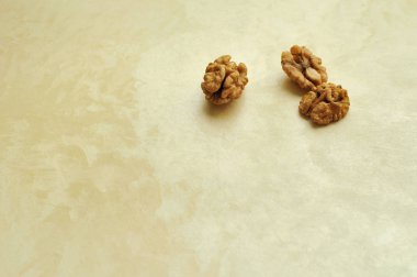 bej inci zemin üzerine ceviz