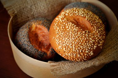 Susam ve gelincik sepeti ile doğal buns