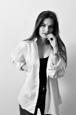 Genç çekici şehvetli model beyaz gömleği giyince poz