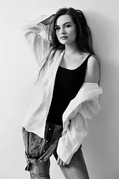 Jovem modelo de moda atraente europeu está posando em jeans macacão e camisa — Fotografia de Stock