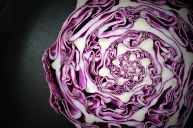 Kırmızı lahana dilim izole siyah, makro, üstten görünüm