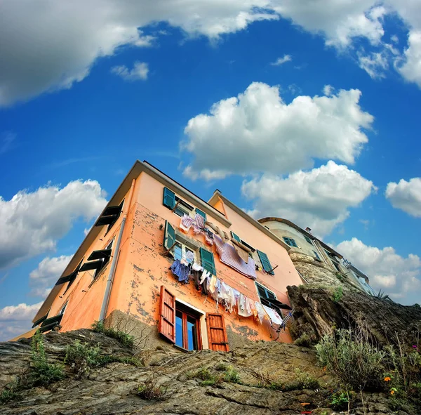 Dom na skałach w miejscowości Manarola — Zdjęcie stockowe