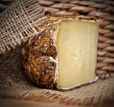 Çuval bezi yüzeyinde sbarro peynir tahıl ile kaplı