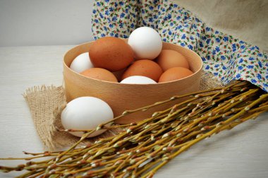 Paskalya natürmortta söğüt dalları ile Yumurta