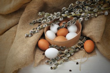 Paskalya yumurta ve bir çuval bezi dallarda ile natürmort