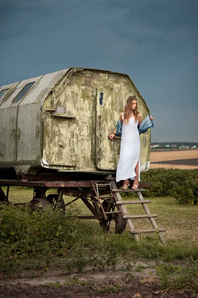 Young and beautiful hippie girl near trailer — Stock Photo, Image