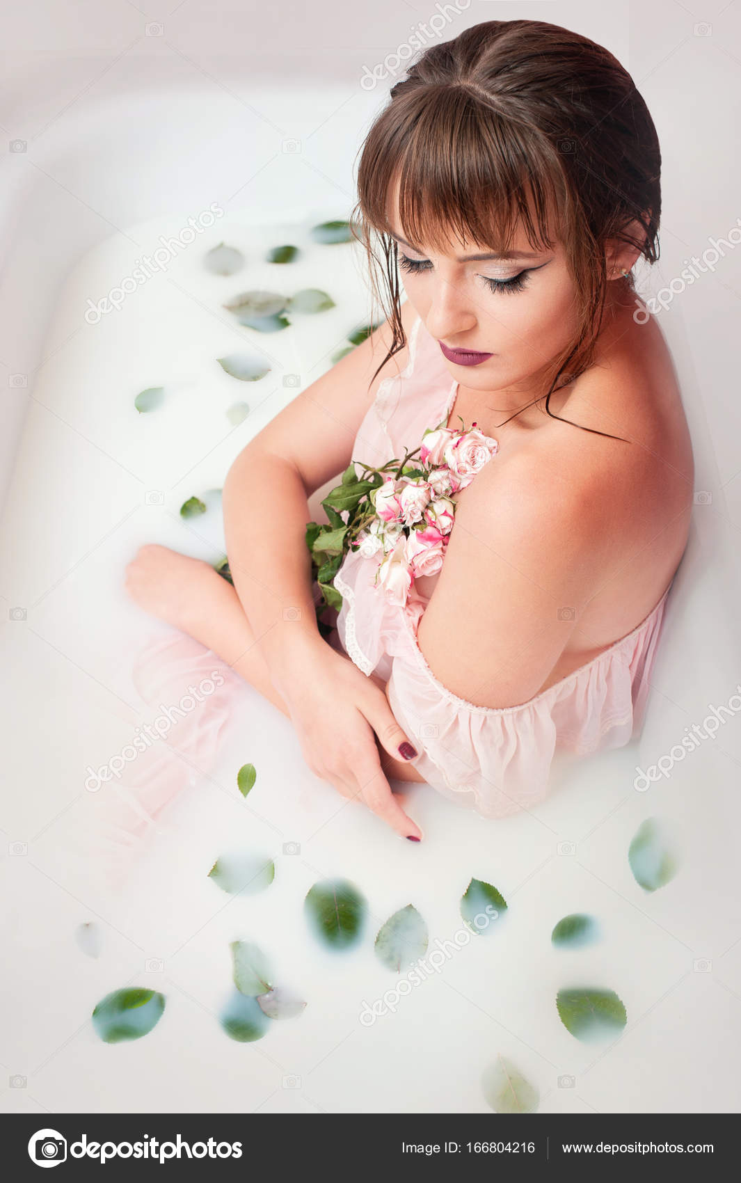 molodaya-devushka-v-vanne-foto-kartinki-seks-devushki-v-yubkah-raznie-pozi