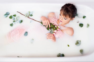 süt ve gül yaprakları ile bir banyo alır. Spa uygulamaları için cilt yenileme