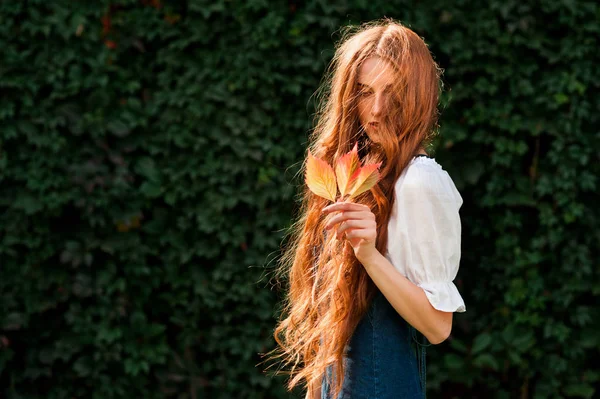 Retrato de otoño chica pelirroja natural con hoja de uva silvestre —  Fotos de Stock