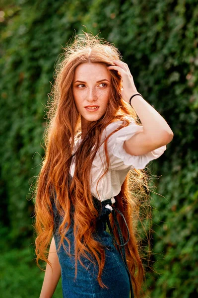 Rödhårig flicka höst porträtt med vilda druva bakgrund — Stockfoto