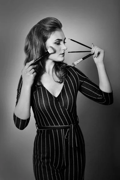 Portrait monochrome de belle fille avec pinceaux de maquillage — Photo