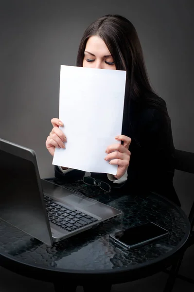Деловая женщина с ноутбуком задумана с документами — стоковое фото