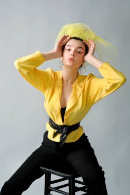 Sanat makyajlı alımlı çekici kadın kısa stil sarı aşınma ve başörtüsü, duygular.