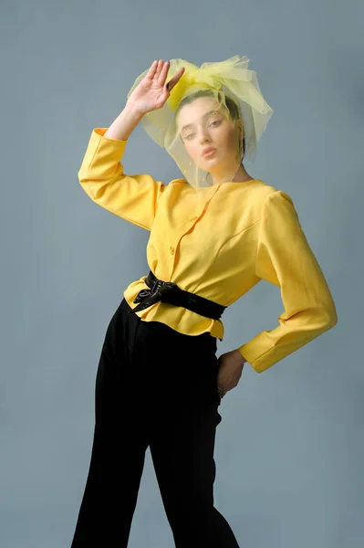 Mulher de moda glamour com maquiagem de arte sexy curto elegante desgaste casaco amarelo e véu em sua cabeça — Fotografia de Stock