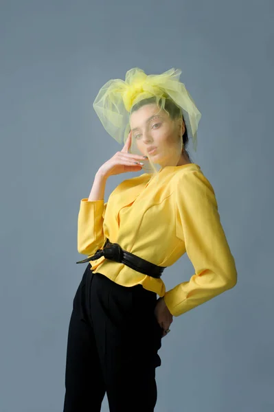 Glamour mode femme avec art maquillage sexy court élégant jaune usure et voile sur sa tête — Photo