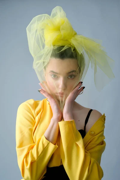 Glamour mujer de la moda con el arte de maquillaje sexy corto y elegante amarillo desgaste y velo en la cabeza, emociones —  Fotos de Stock