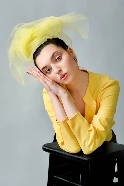 Glamour fashion woman with art makeup sexy short stylish yellow wear and veil on her head, emotions — Stockfoto