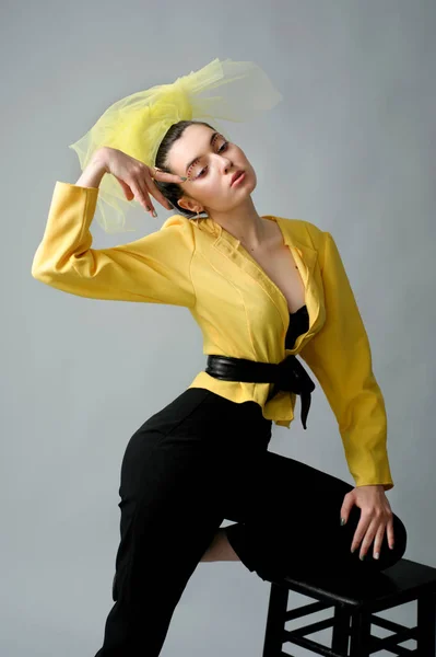 Гламурная женщина моды с искусством макияж сексуальная короткая стильная желтая одежда и вуаль на голове — стоковое фото