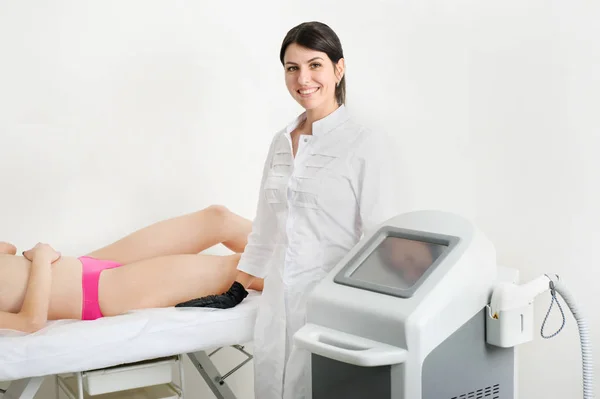 Especialista sorridente em depilação a laser, depilação indesejada — Fotografia de Stock