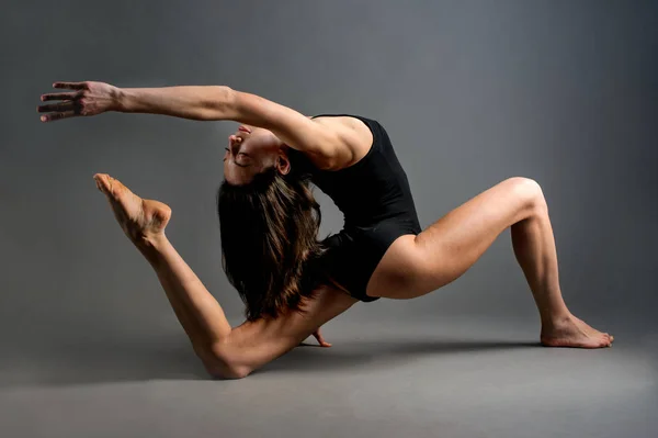 Doğulu dış görünüşlü zayıf bir kızla teatral fotoğraf yoga pozları gösteriyor. — Stok fotoğraf