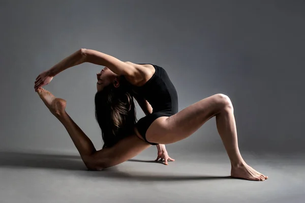 Teatro foto con oriental exterior delgado chica muestra yoga poses —  Fotos de Stock