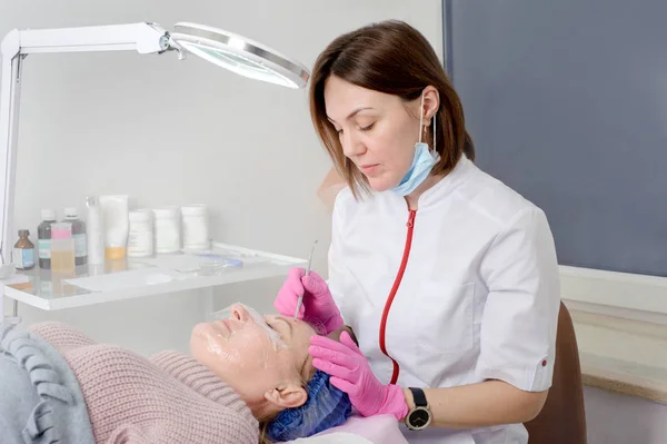 Especialista realiza a limpeza ultrassônica no salão de depilação — Fotografia de Stock