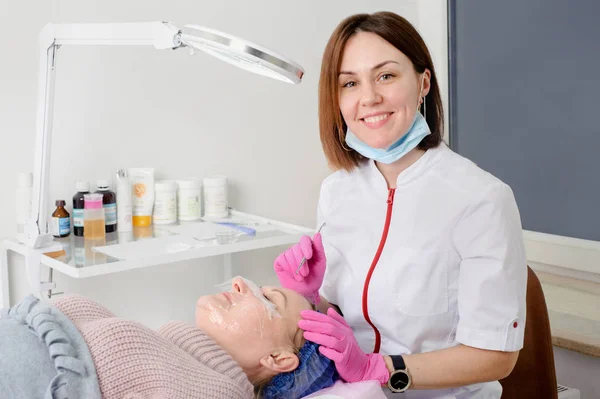 Especialista em moagem realiza o procedimento de limpeza ultrassônica no salão de depilação — Fotografia de Stock